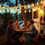 LED Solar-Lichterkette mit warmweißen Glühbirnen schafft gemütliche Atmosphäre im Außenbereich am Camper.