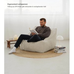 Beiger Cord Sitzsack Sessel „Der Lümmel“ XXL mit Mann beim Lesen. Bequemer Gartenstuhl.