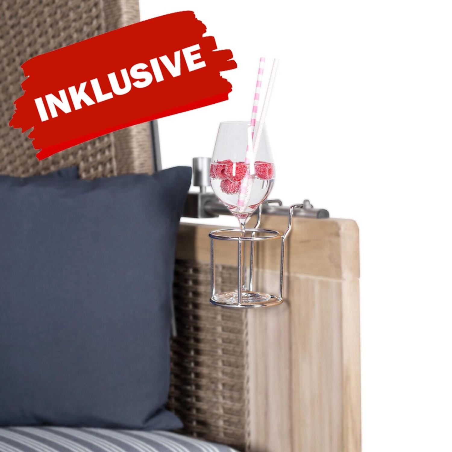 Detailaufnahme Strandkorb Ammersee mit Glas- und Becherhalter, inklusive Glas mit Himbeeren.