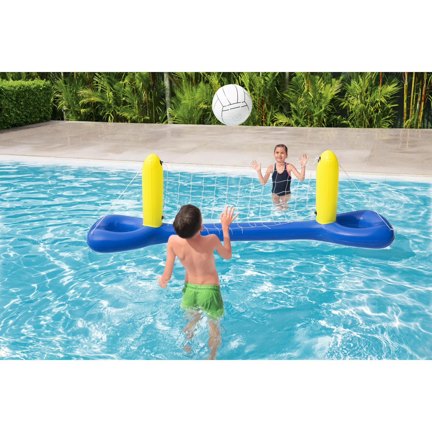 Bestway Volleyball-Set im Pool mit spielenden Kindern. Aufblasbares Wasserspielzeug für Sommer und Badespaß.