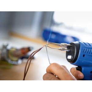 LUX-TOOLS Lötpistolen Set 100 W beim Löten von Kabeln in Aktion.