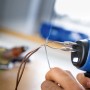 LUX-TOOLS Lötpistolen Set 100 W beim Löten von Kabeln in Aktion.