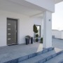 Moderne, anthrazitfarbene Haustür Thermospace Oslo Prime (110x210 cm) mit Edelstahl-Griff und horizontalen Zierelementen.