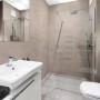 Badezimmer mit Grosfillex GX Wall+ Creme Slate Dekor-Paneelen an der Wand.
