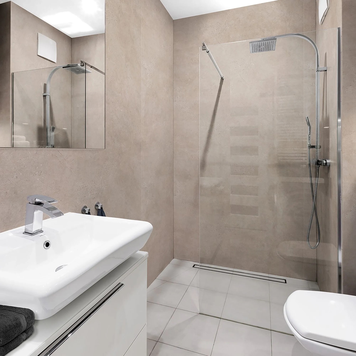 Badezimmer mit Grosfillex GX Wall+ Creme Slate Dekor-Paneelen an der Wand.