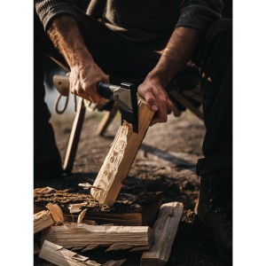 Mann spaltet Holz mit der Fiskars Universalaxt Norden N7. Axt mit Hickory-Holz Griff.