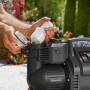 Gardena Haus- und Gartenautomat 3500/4 beim Einsetzen des Filters.