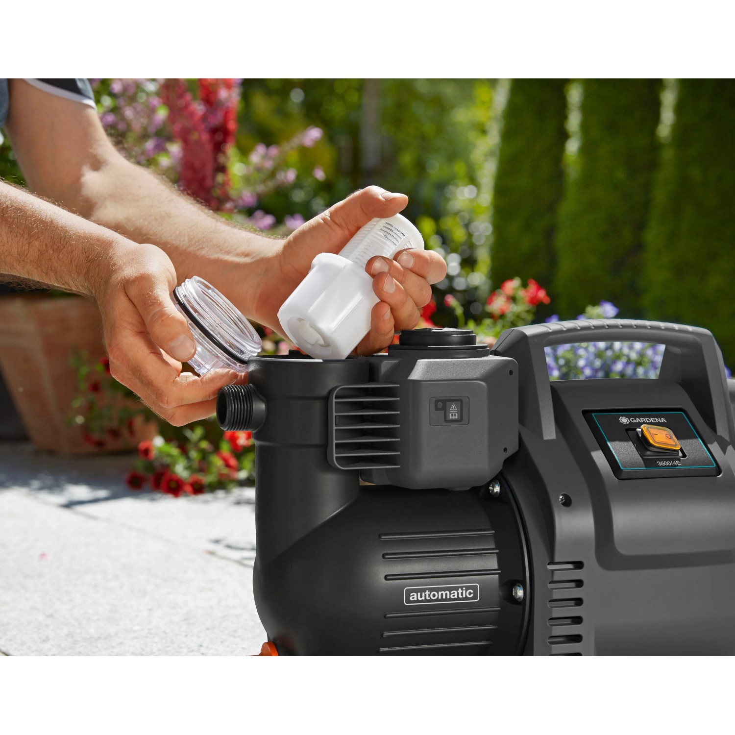 Gardena Haus- und Gartenautomat 3500/4 beim Einsetzen des Filters.
