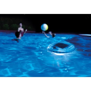 Intex Solar LED Poolbeleuchtung, schwimmend im Pool mit spielenden Personen im Hintergrund.