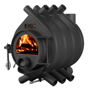 Schwarzer Kanuk Original 7 kW Werkstattofen mit brennendem Holzfeuer und Heizrohren.