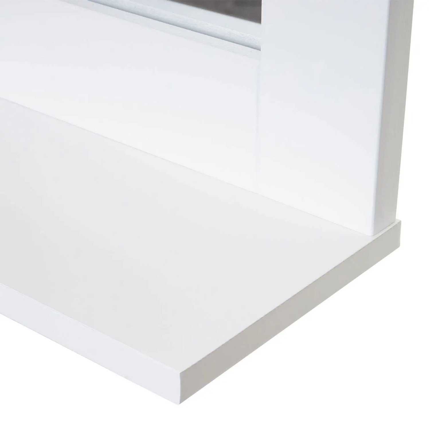Weiße Ablagefläche des MCW Wandspiegels F75 aus MDF. Klares, zeitloses Design für Ihr Bad.