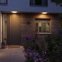 Eckige Paulmann LED-Außendeckenleuchte Lamina mit Sensor, Weiß, an Hauswand montiert.