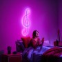 WiZ Flex Strip: Smarte LED-Leiste als Notenschlüssel im Schlafzimmer, gesteuert per App.