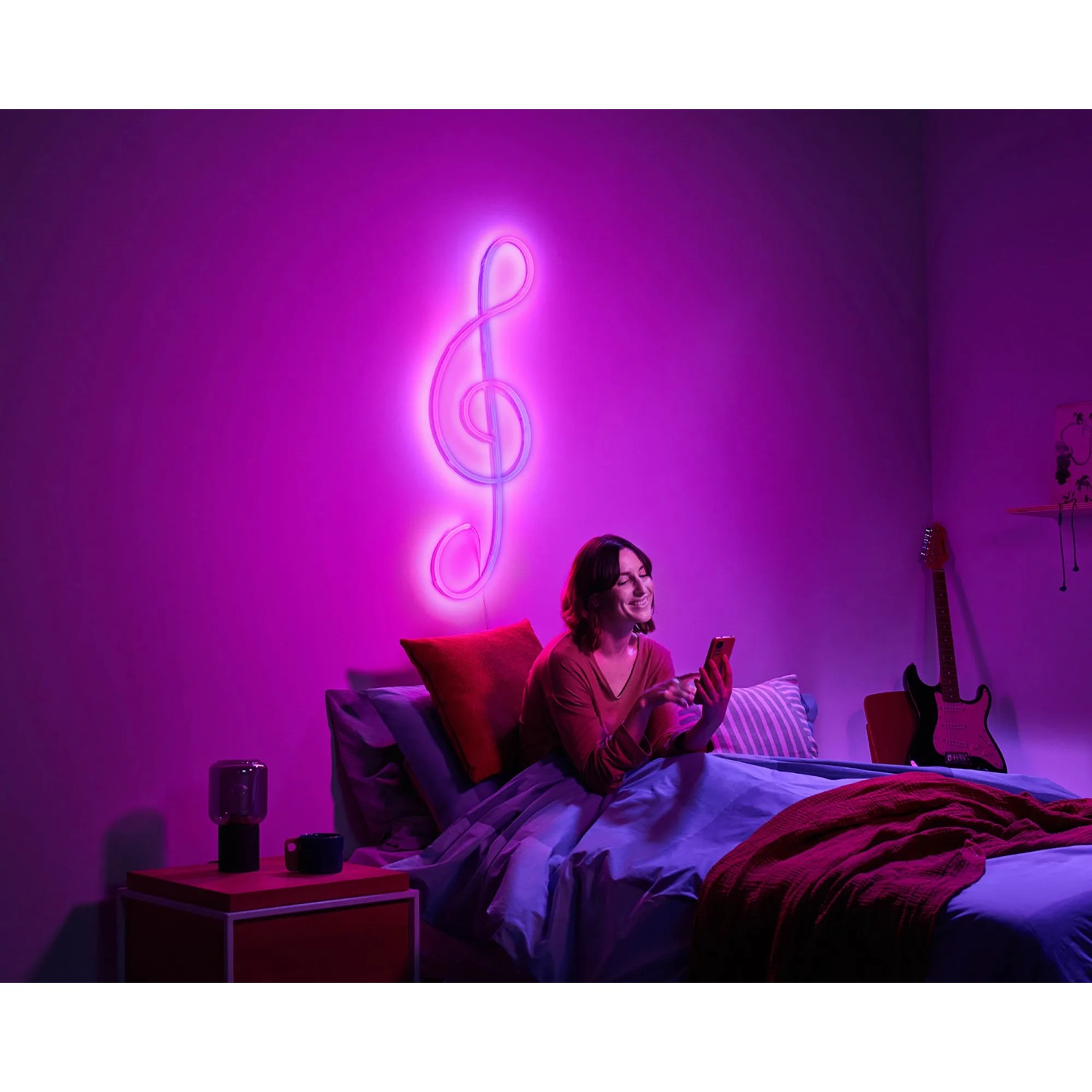 WiZ Flex Strip: Smarte LED-Leiste als Notenschlüssel im Schlafzimmer, gesteuert per App.