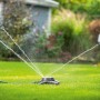 LUX Multifunktionsregner bewässert Rasen mit 8 Sprühbildern. Gartenbewässerung leicht gemacht!