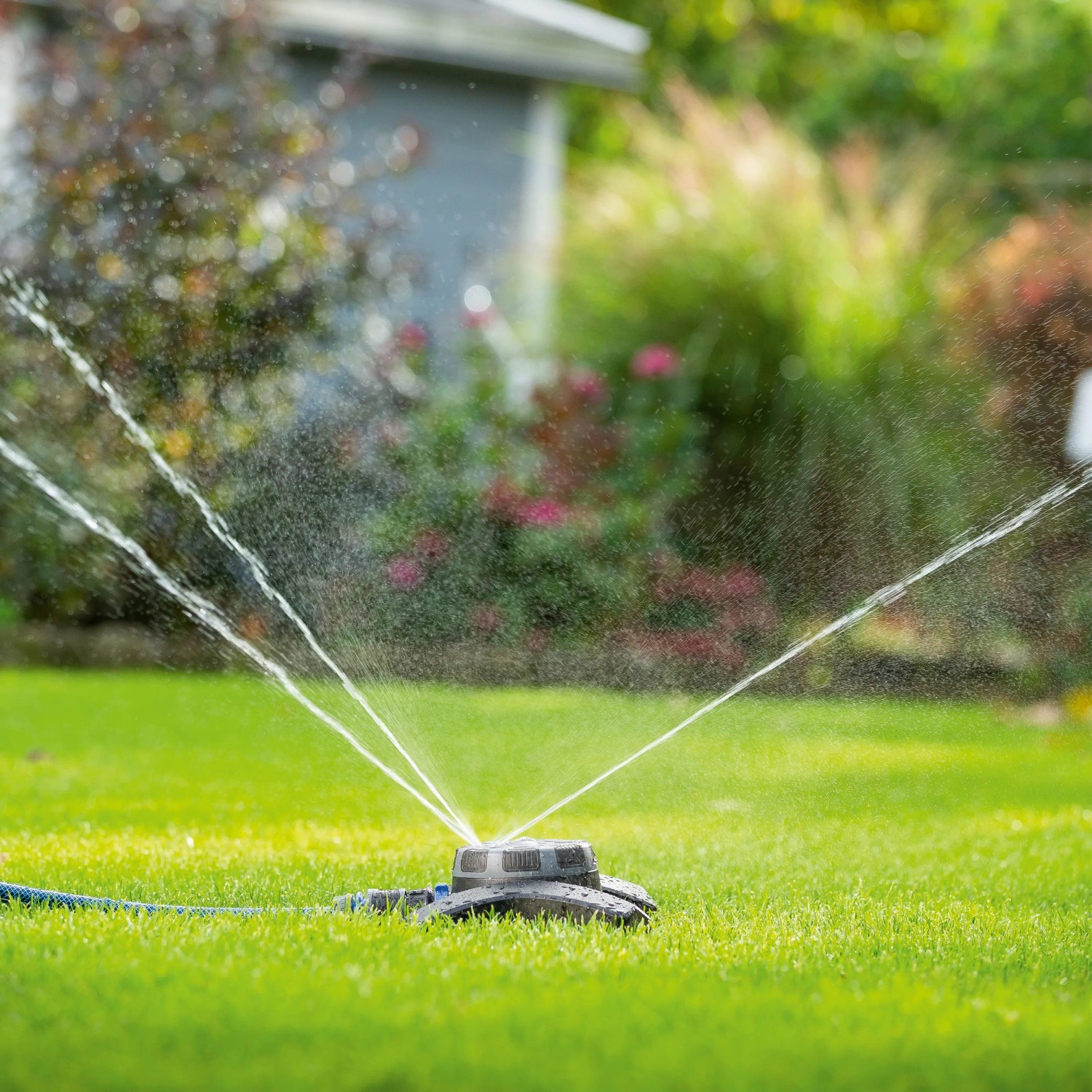 LUX Multifunktionsregner bewässert Rasen mit 8 Sprühbildern. Gartenbewässerung leicht gemacht!