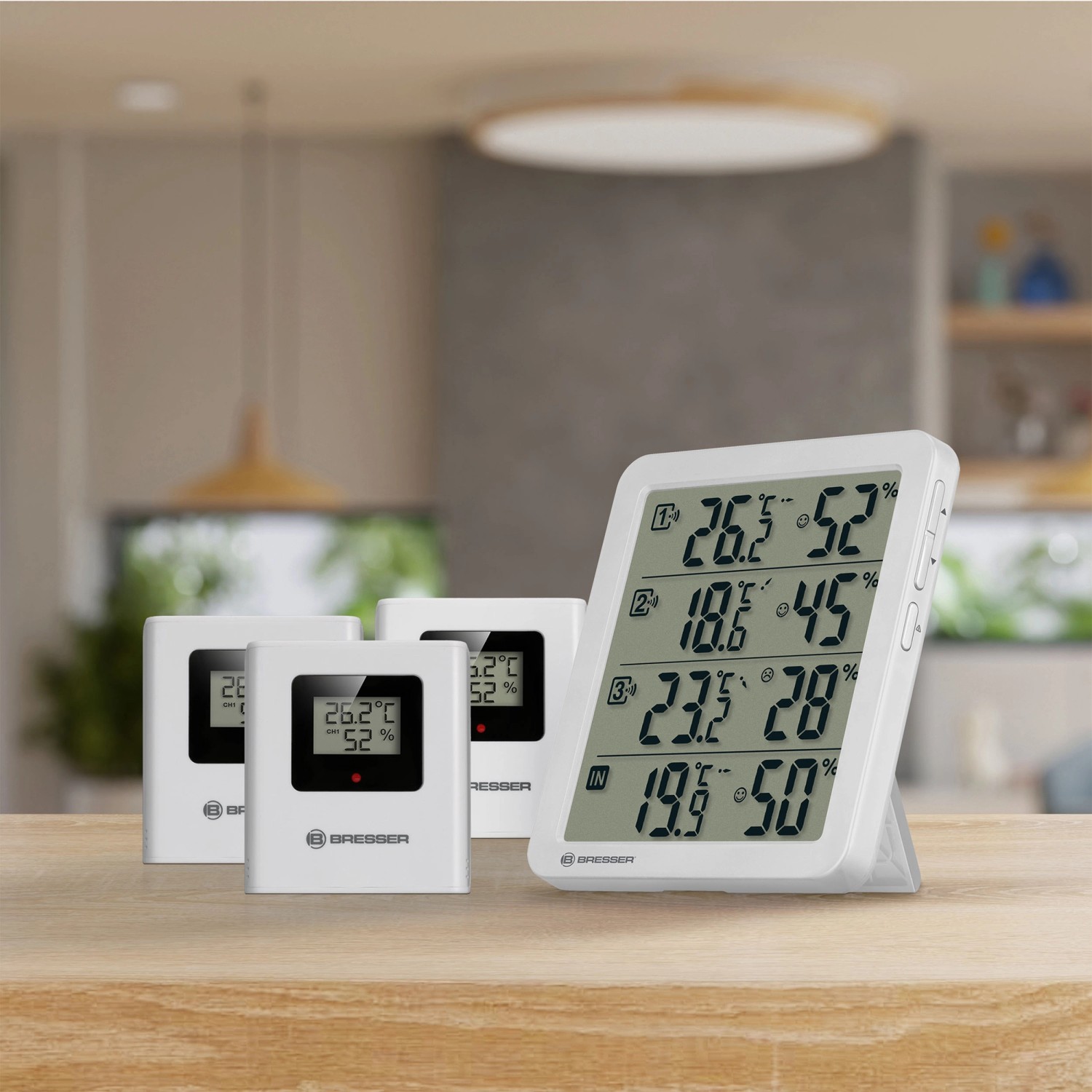 Bresser Thermo-Hygrometer Quadro NV: Wetterstation mit Basis und 3 Außensensoren in Weiß.