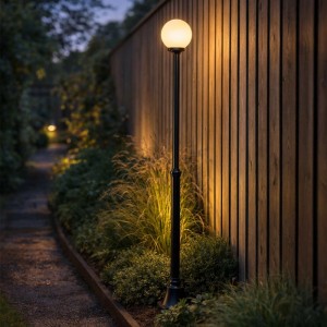 Schwarze QAZQA Außen Stehleuchte Champs mit Opalglas, 210cm hoch, für Garten und Wege.