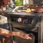 Char-Broil Evolve Elektrogrill mit digitaler Steuerung und Grillgut auf dem Rost.