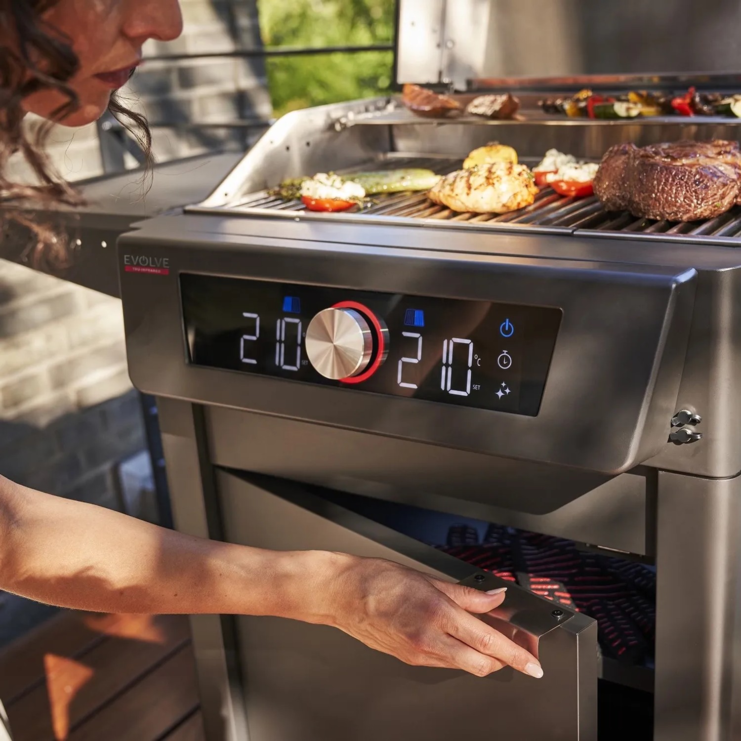 Char-Broil Evolve Elektrogrill mit digitaler Steuerung und Grillgut auf dem Rost.