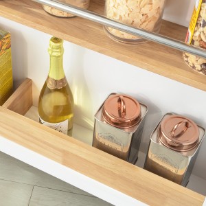 Detailaufnahme: SoBuy Küchenwagen FKW107-WN mit Flasche und Dosen im Regal.