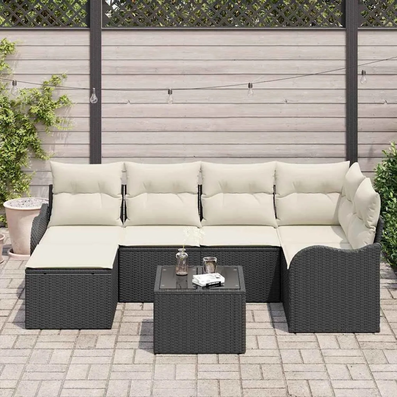 Schwarzes 7-teiliges vidaXL Garten-Sofa-Set aus Poly Rattan mit hellen Kissen und Tisch.