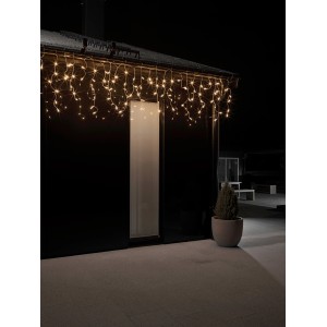 Konstsmide LED Eisregen Lichtervorhang, 200 bernsteinfarbene Lichter am Haus.