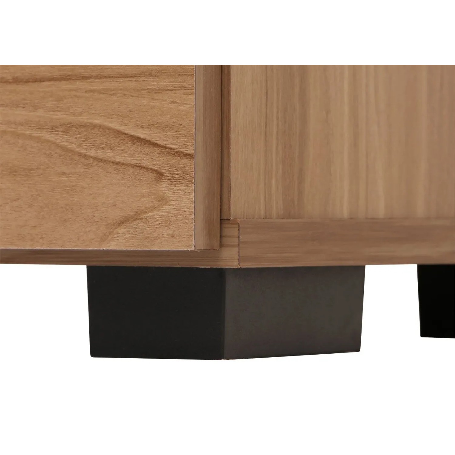 Detail der braunen Holzbasis des MCW Schranks N87 mit schwarzen PVC-Füßen. Stabile Konstruktion für Wohnzimmerschränke.