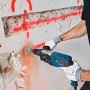 Bosch Professional GBH 2-28 F Bohrhammer im Einsatz beim Bohren in eine Wand.