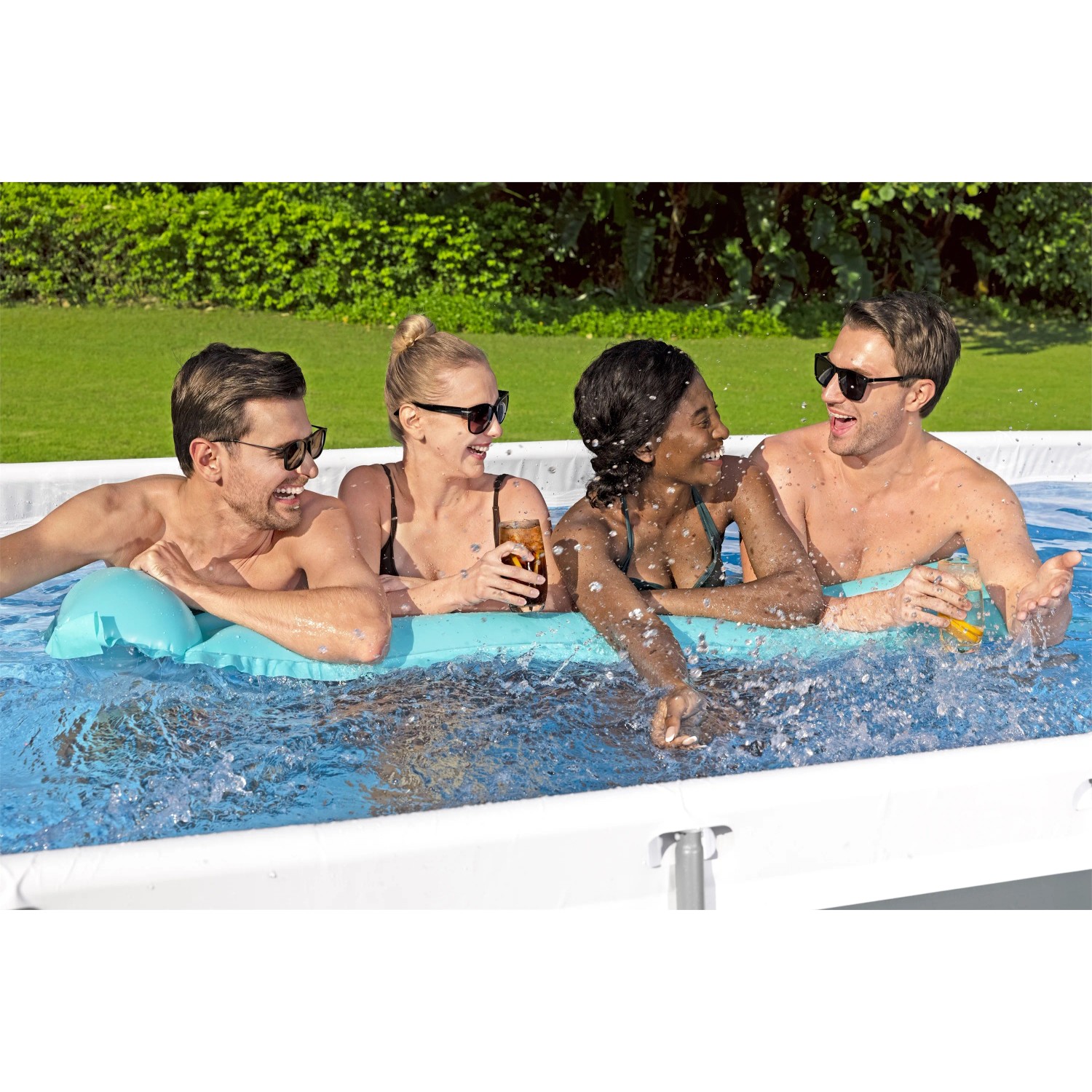 Bestway Stahlrahmenpool mit Personen im Wasser, Poolleiter und Filterpumpe inklusive.