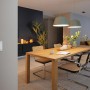 Bosch Smart Home Starter-Set Beschattung im Wohnraum mit Lichtschalter an der Wand.