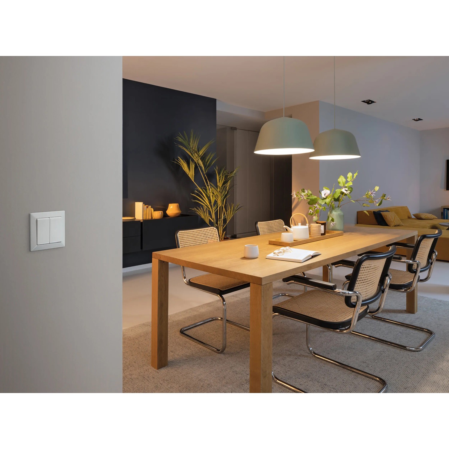 Bosch Smart Home Starter-Set Beschattung im Wohnraum mit Lichtschalter an der Wand.