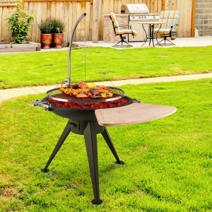 Blumfeldt Delion Schwenkgrill mit Galgen, Feuerschale Ø 80cm, Grillgut und Holzbrett im Garten.