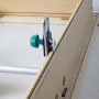 Wolfcraft Türfutterstrebe Easy im Einsatz: Stützt und fixiert Türzarge beim Einbau. Spannwerkzeug für Heimwerker.