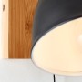 Detailaufnahme: Schwarze Wandleuchte Celia mit Bambus-Element für Innenräume.