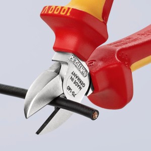 Knipex VDE Seitenschneider 140 mm schneidet ein schwarzes Kabel. Zange mit rot-gelbem Griff.