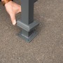 Detailaufnahme der Bodenbefestigung der Westmann Mülltonnenverkleidung Planum aus Metall.