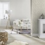 Wohnraum mit grauer Rasch Vliestapete Tapetenwechsel II 506914 mit Putz-Beton-Struktur.