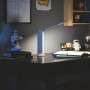 Weiße Philips LED Schreibtischleuchte Amber mit Akku auf einem Schreibtisch.