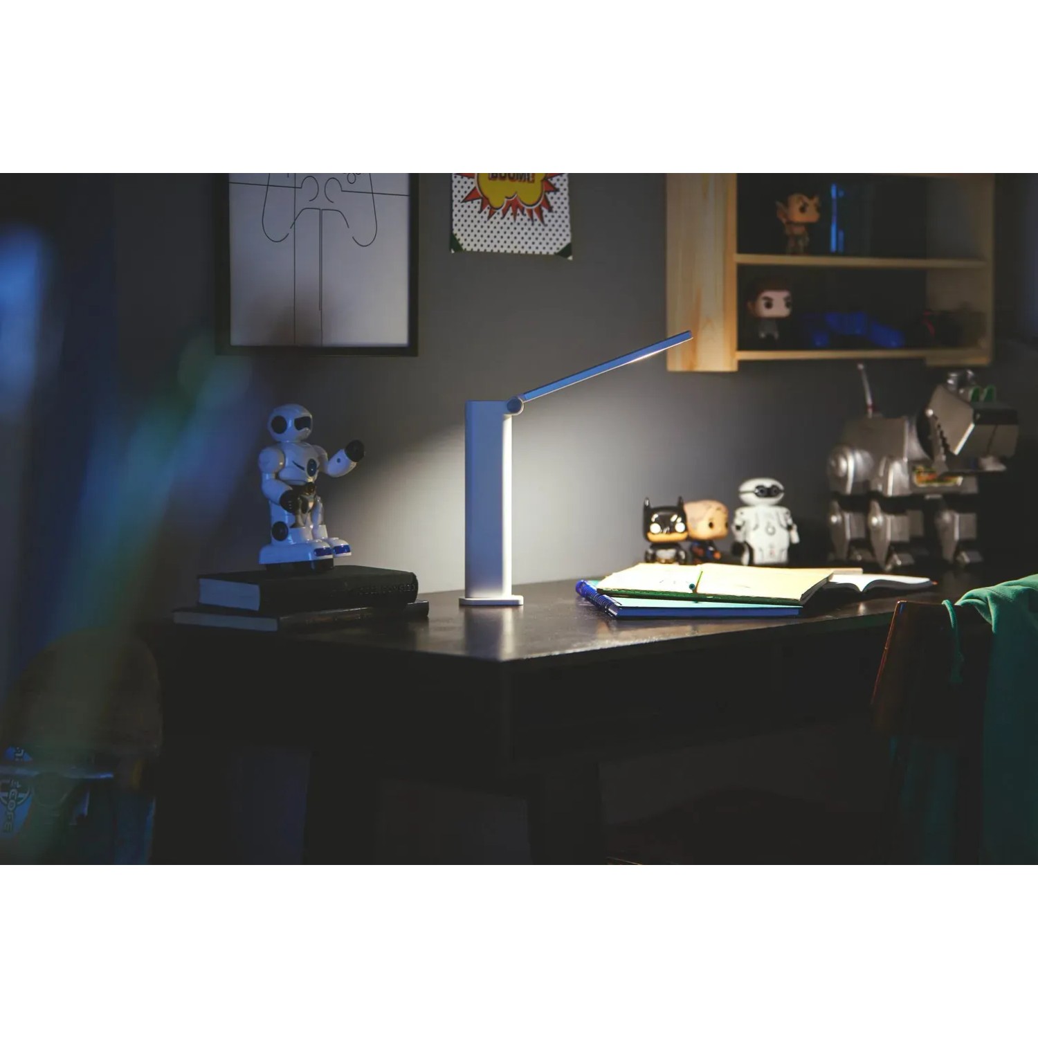 Weiße Philips LED Schreibtischleuchte Amber mit Akku auf einem Schreibtisch.