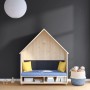 Kinderzimmer mit indigoblauer Wand, Hausbett mit CREATE! Wandfarbe Erik und Spielzeug.