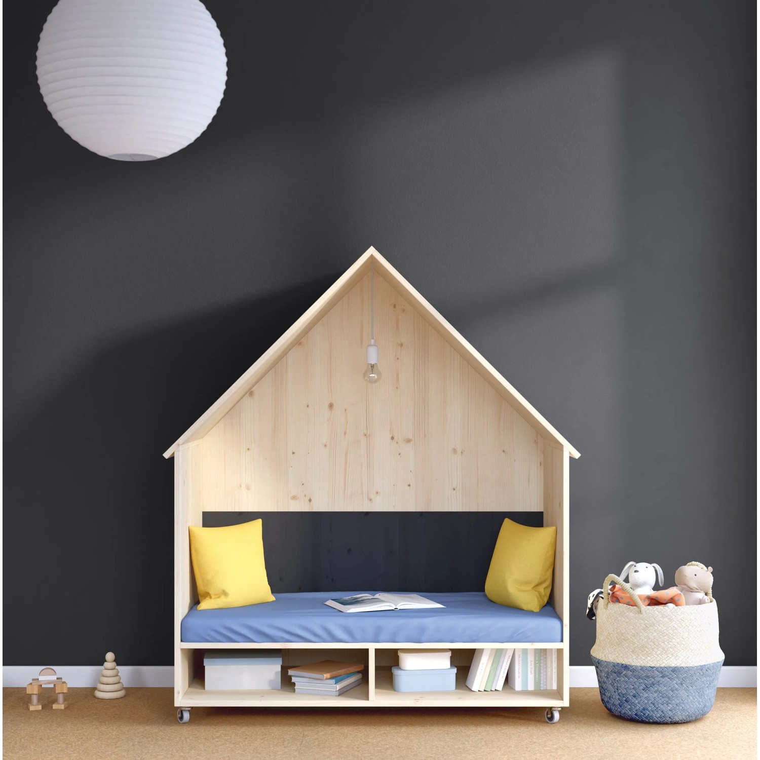 Kinderzimmer mit indigoblauer Wand, Hausbett mit CREATE! Wandfarbe Erik und Spielzeug.