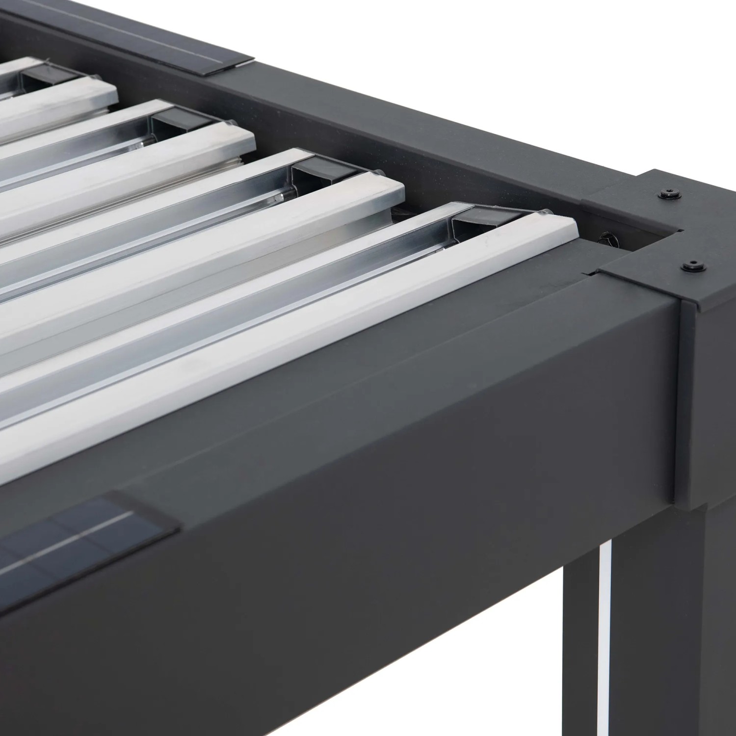 Detailansicht der anthrazitfarbenen Sunjoy Multi-Pergola Matterhorn mit Lamellen und Solar-LED.