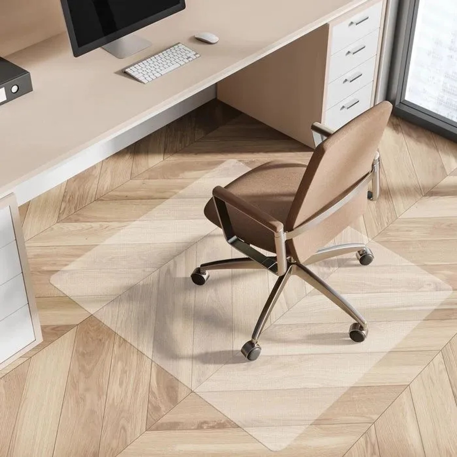 Transparente Floordirekt Bodenschutzmatte aus Polycarbonat unter Bürostuhl auf Parkett.