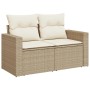 Beige 2-Sitzer Garten-Sofagarnitur aus Rattan mit cremefarbenen Kissen.
