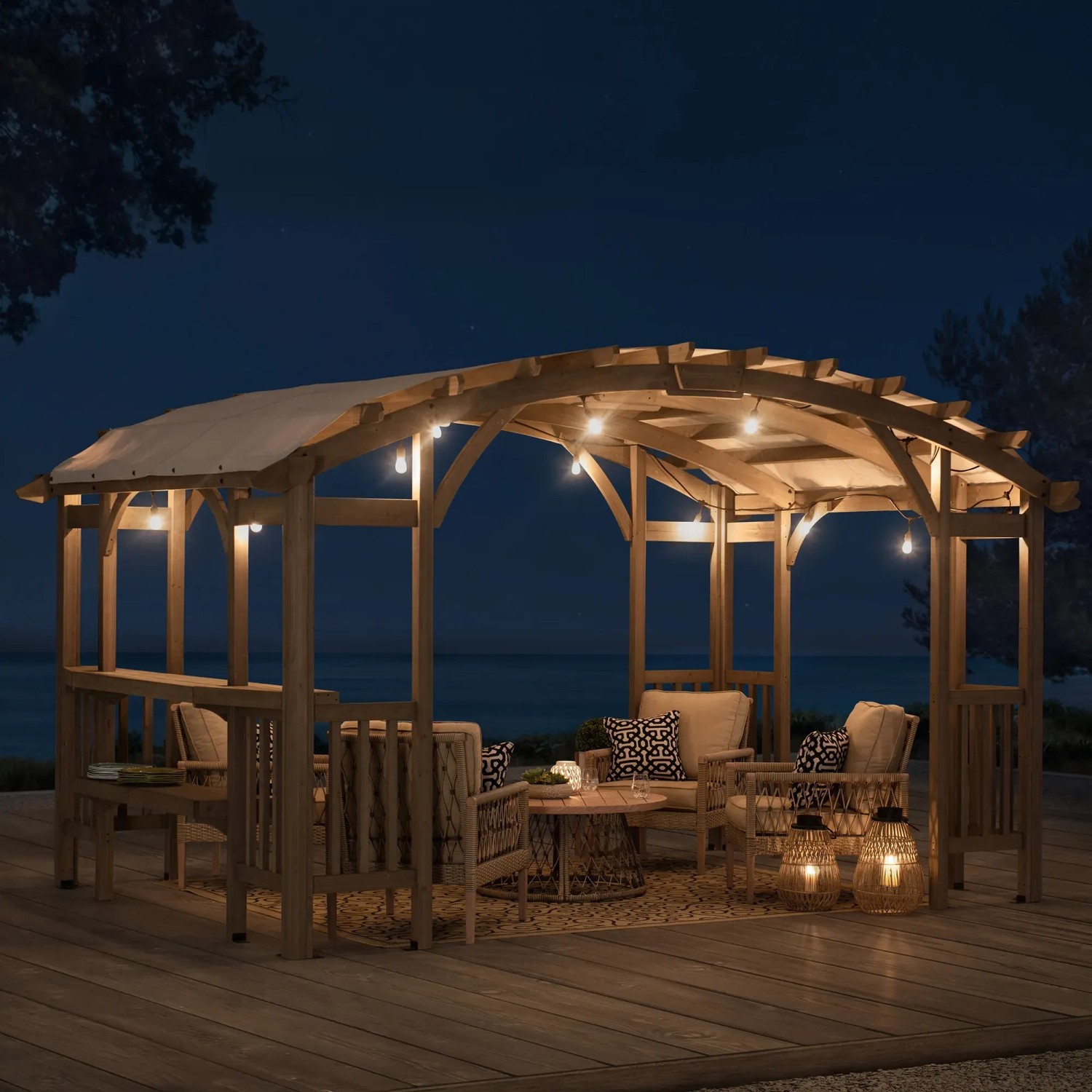 Graue Sunjoy Pergola Dajti aus Zedernholz (427x305cm) mit Beleuchtung und Sitzgruppe.