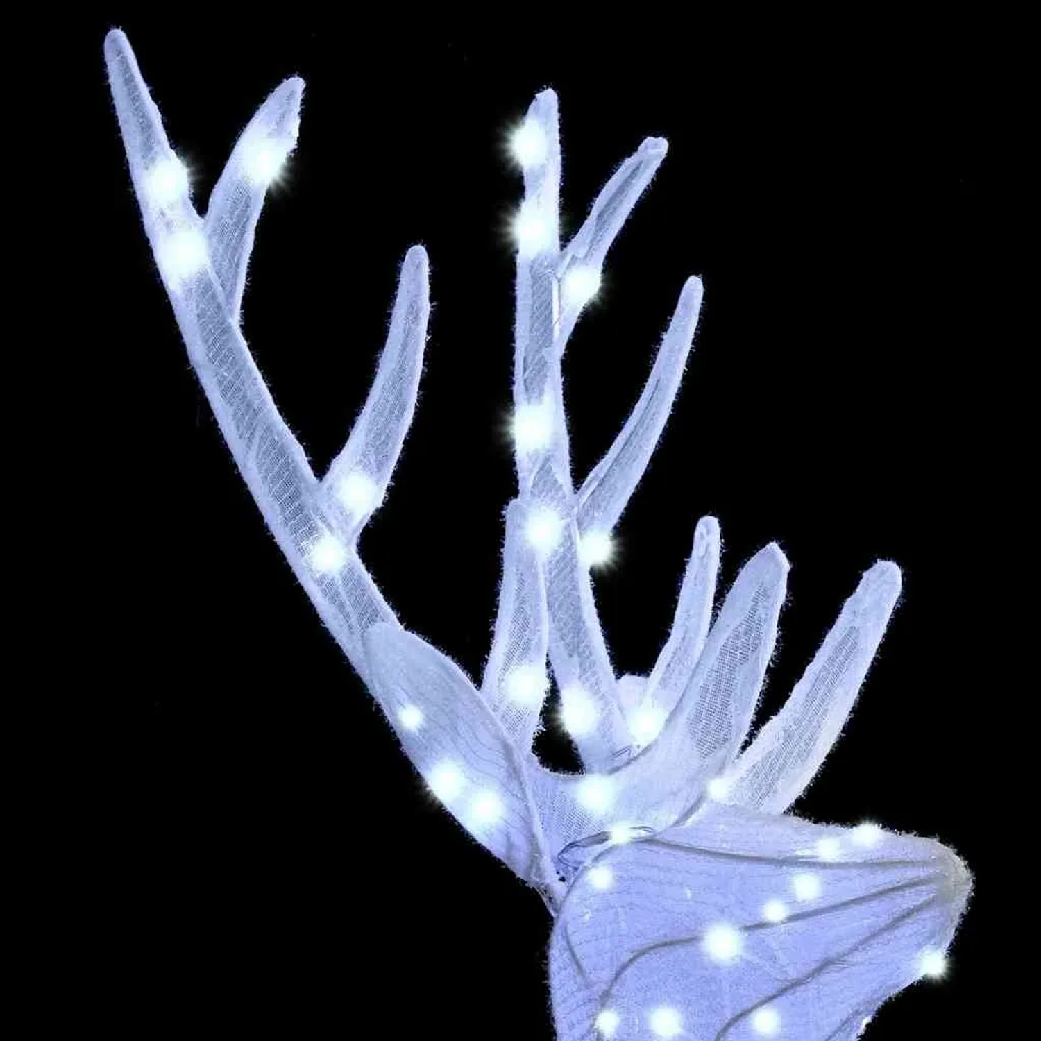Nahaufnahme eines weißen Rentierkopfs mit leuchtenden kaltweißen LEDs. Stoff-Weihnachtsdekoration.