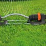 Gardena Rasensprenger Aqua S 220 m² in Aktion auf Rasenfläche, bewässernd.