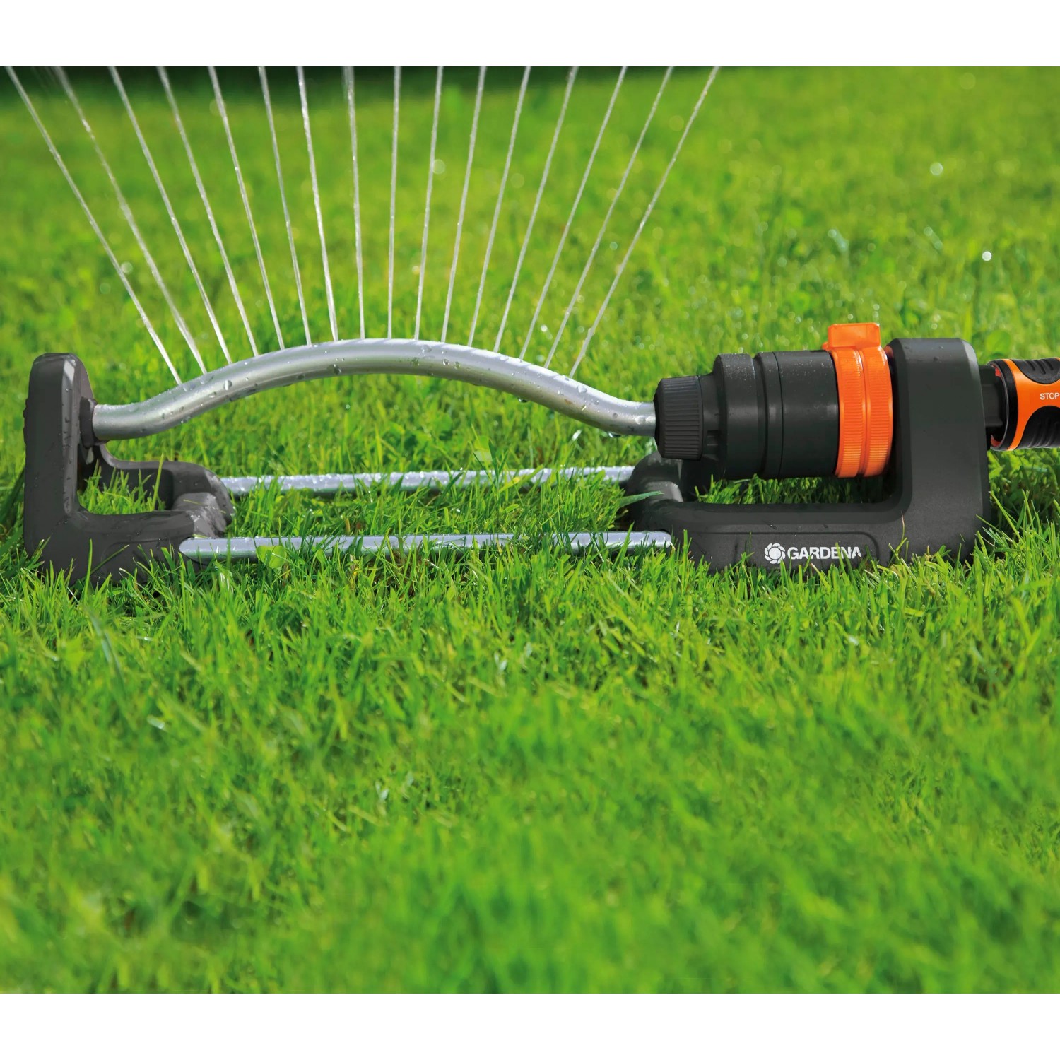 Gardena Rasensprenger Aqua S 220 m² in Aktion auf Rasenfläche, bewässernd.