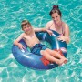 Kind mit Schwimmring Star Wars (80 cm) im Pool. Blauer Schwimmreifen mit Star Wars Design.